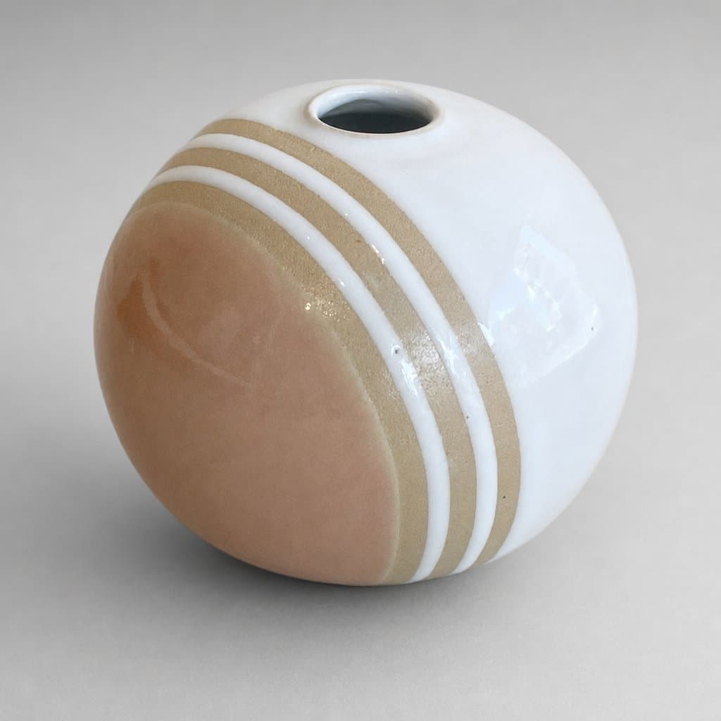 Spherical, cream stoneware bud vase in glossy white and pale pink