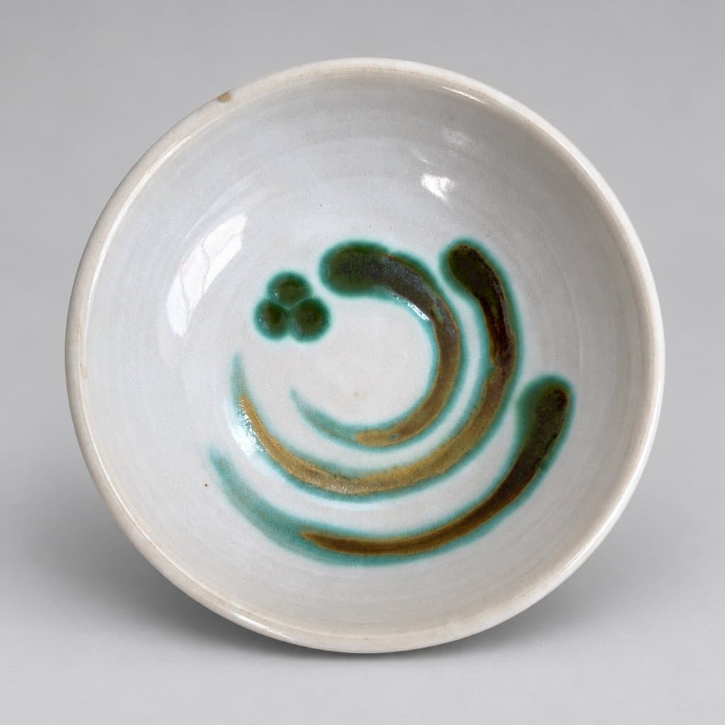 Low cream stoneware bowl in seaweed and glossy white